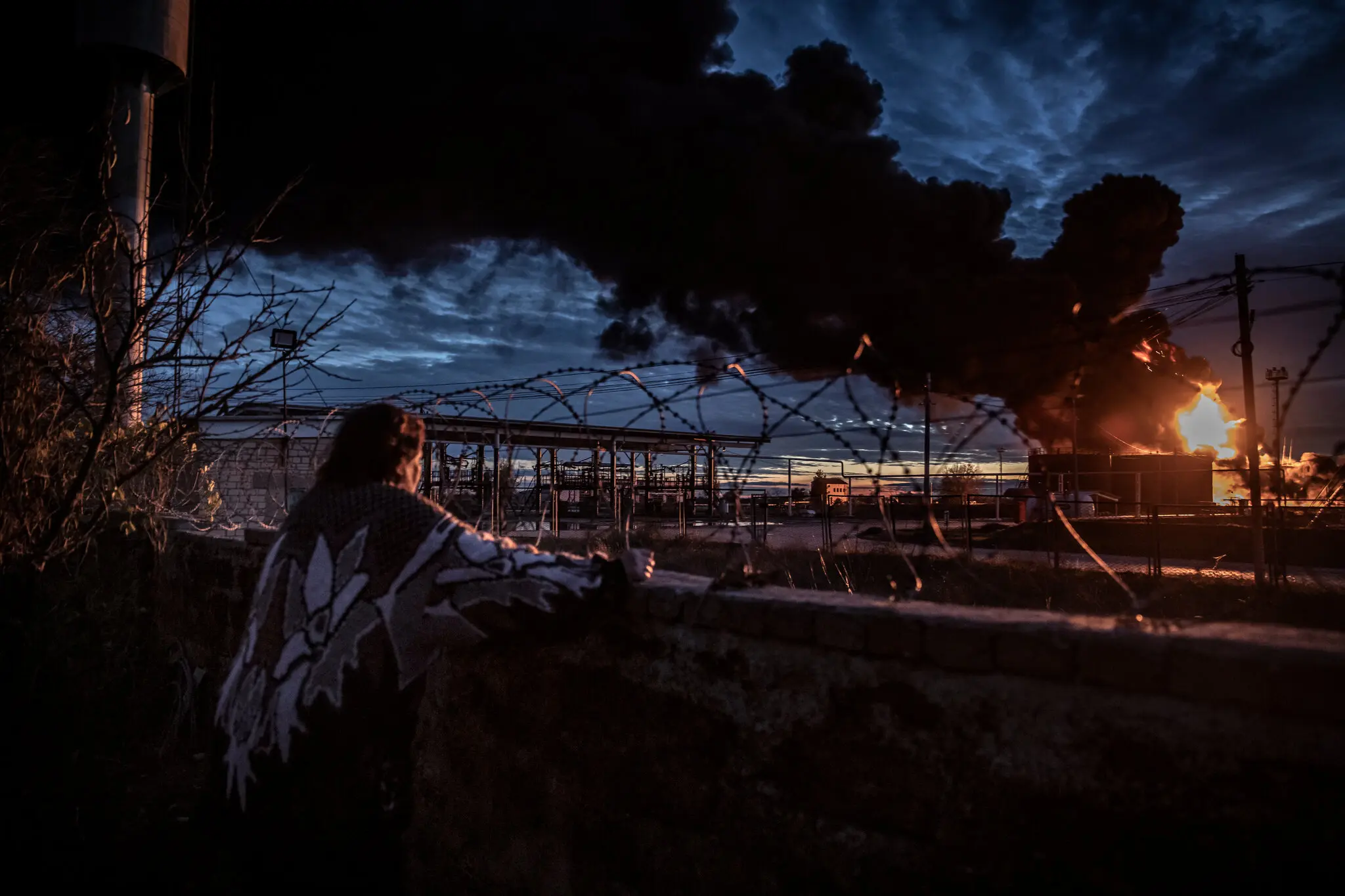 Горить нафтобаза на Дніпрі в Херсоні 19 листопада